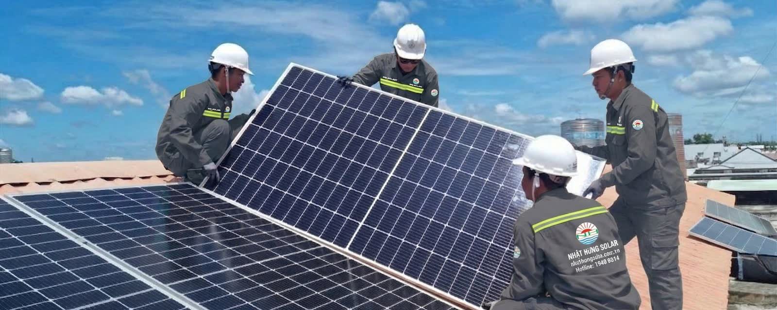 Đội kỹ thuật Nhật Hưng SOLAR lắp đặt hệ thống điện mặt trời