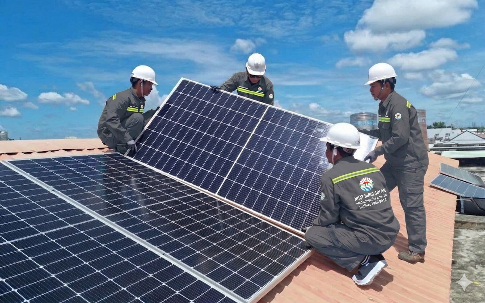 Đội kỹ thuật lắp đặt tấm pin