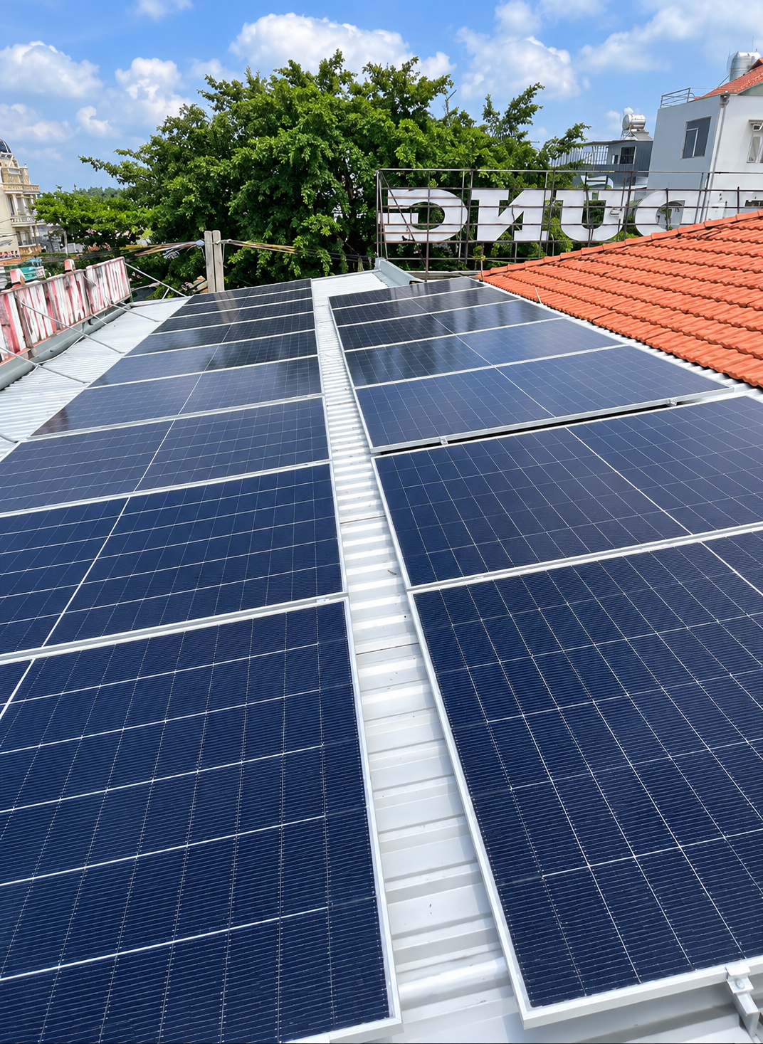 HỆ THỐNG ĐIỆN MẶT TRỜI 34.31 kWp KẾT HỢP LƯU TRỮ TẠI TRUNG TÂM TIỆC CƯỚI ANH DŨNG