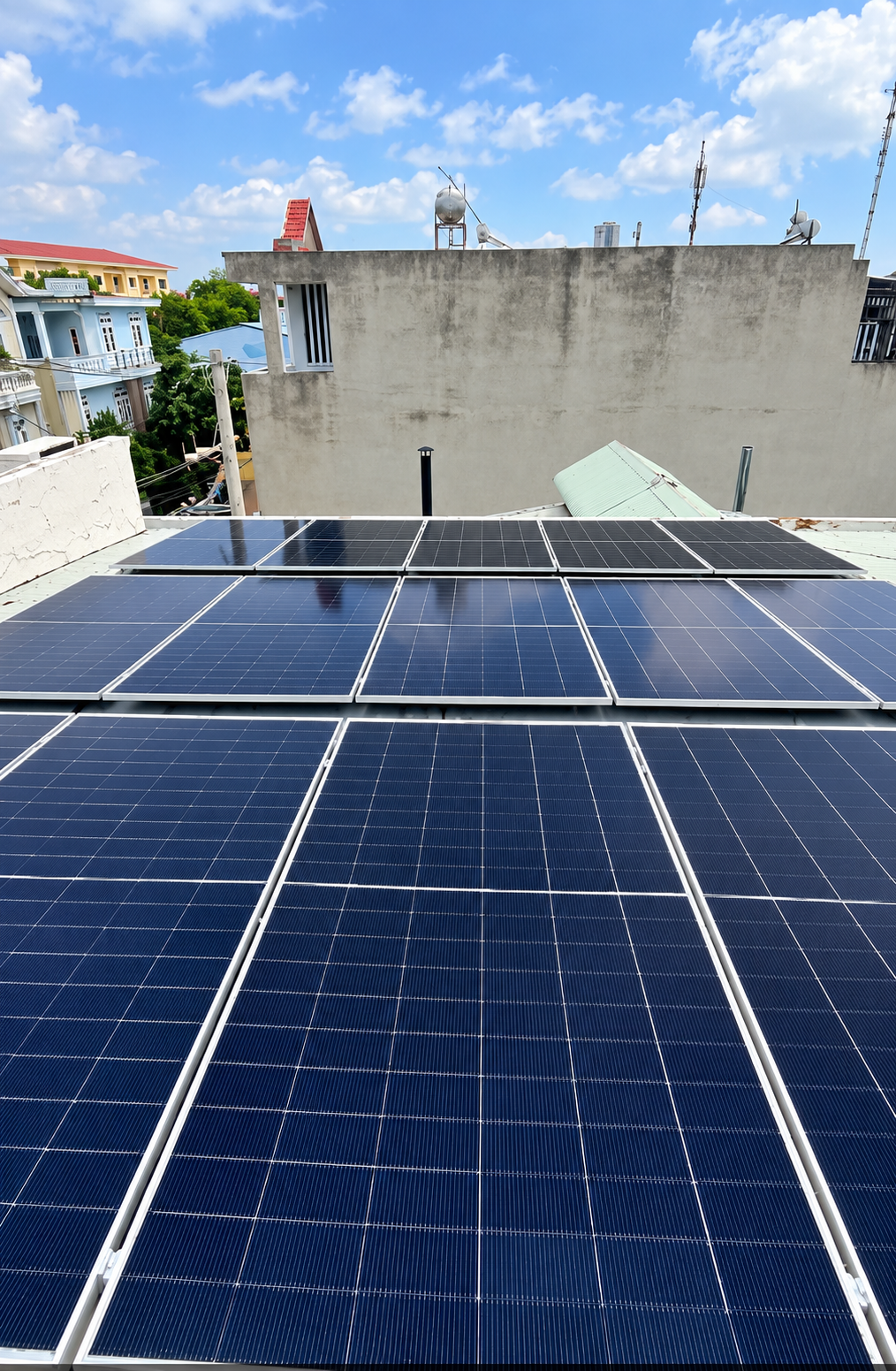 HỆ THỐNG ĐIỆN MẶT TRỜI 34.31 kWp KẾT HỢP LƯU TRỮ TẠI TRUNG TÂM TIỆC CƯỚI ANH DŨNG